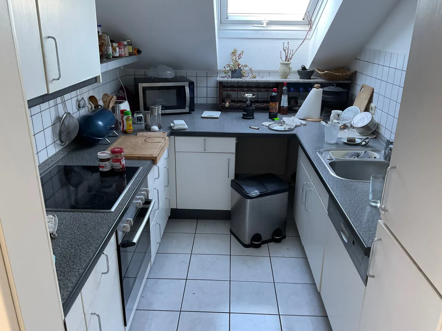 Küche mit Geschirr und Geräten vor der Räumung