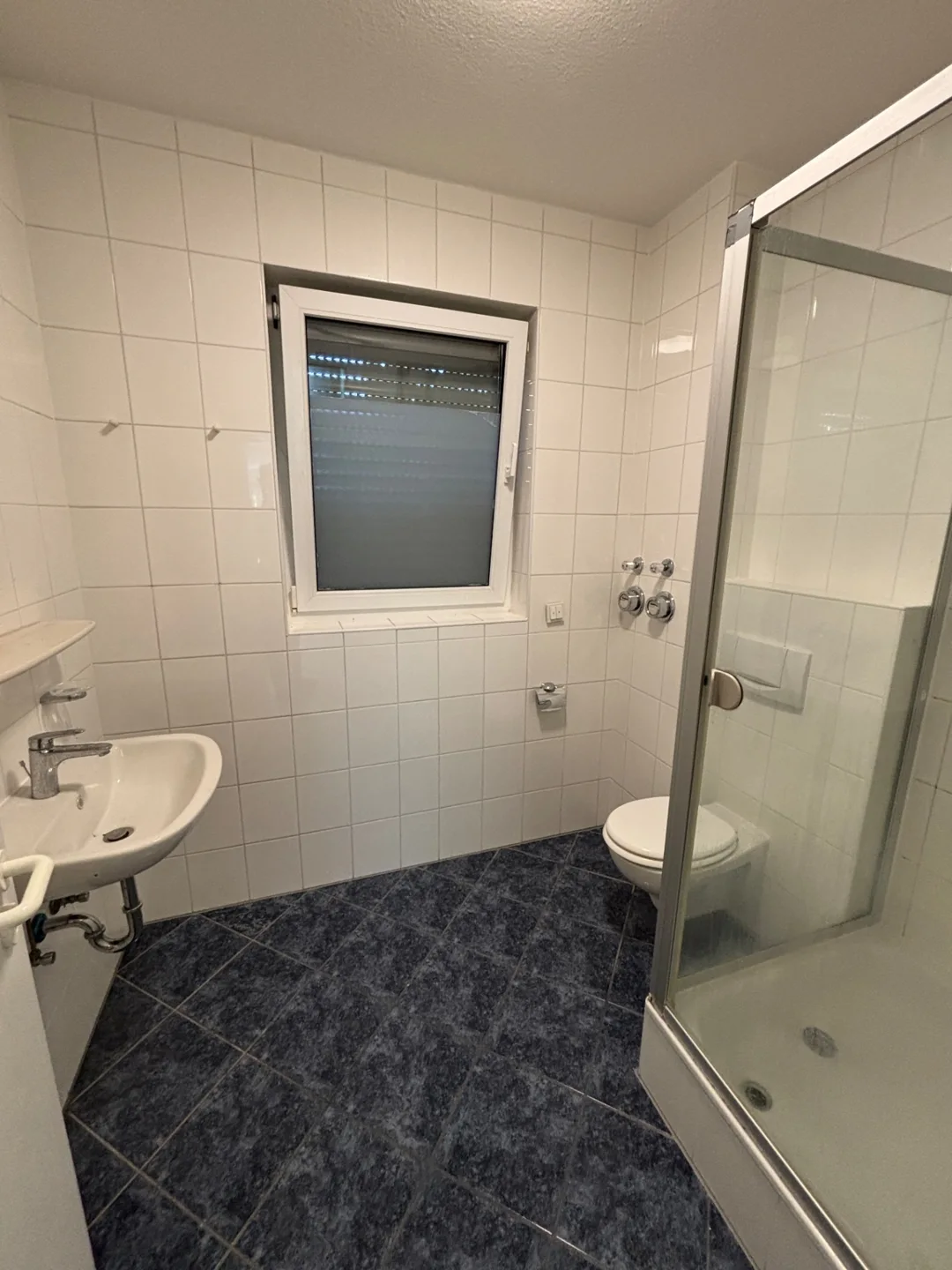 Bad mit erhaltener Dusche und Sanitäreinrichtung nach dem Auftrag