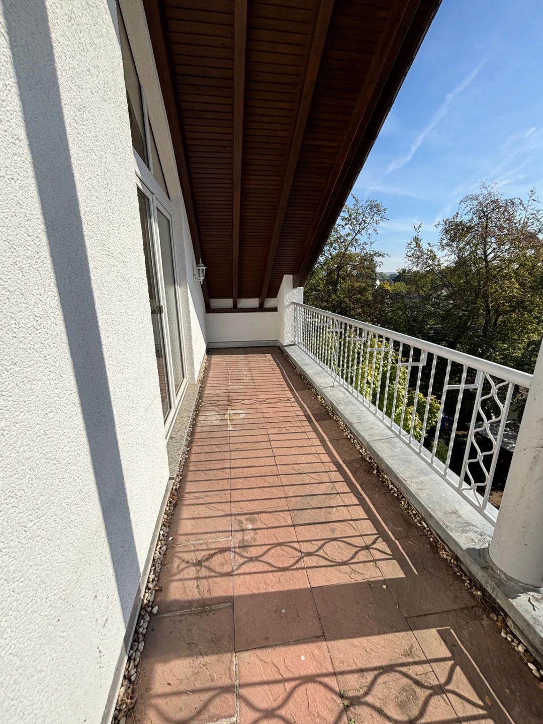 Leerer Balkon der Dachgeschosswohnung nach der Räumung