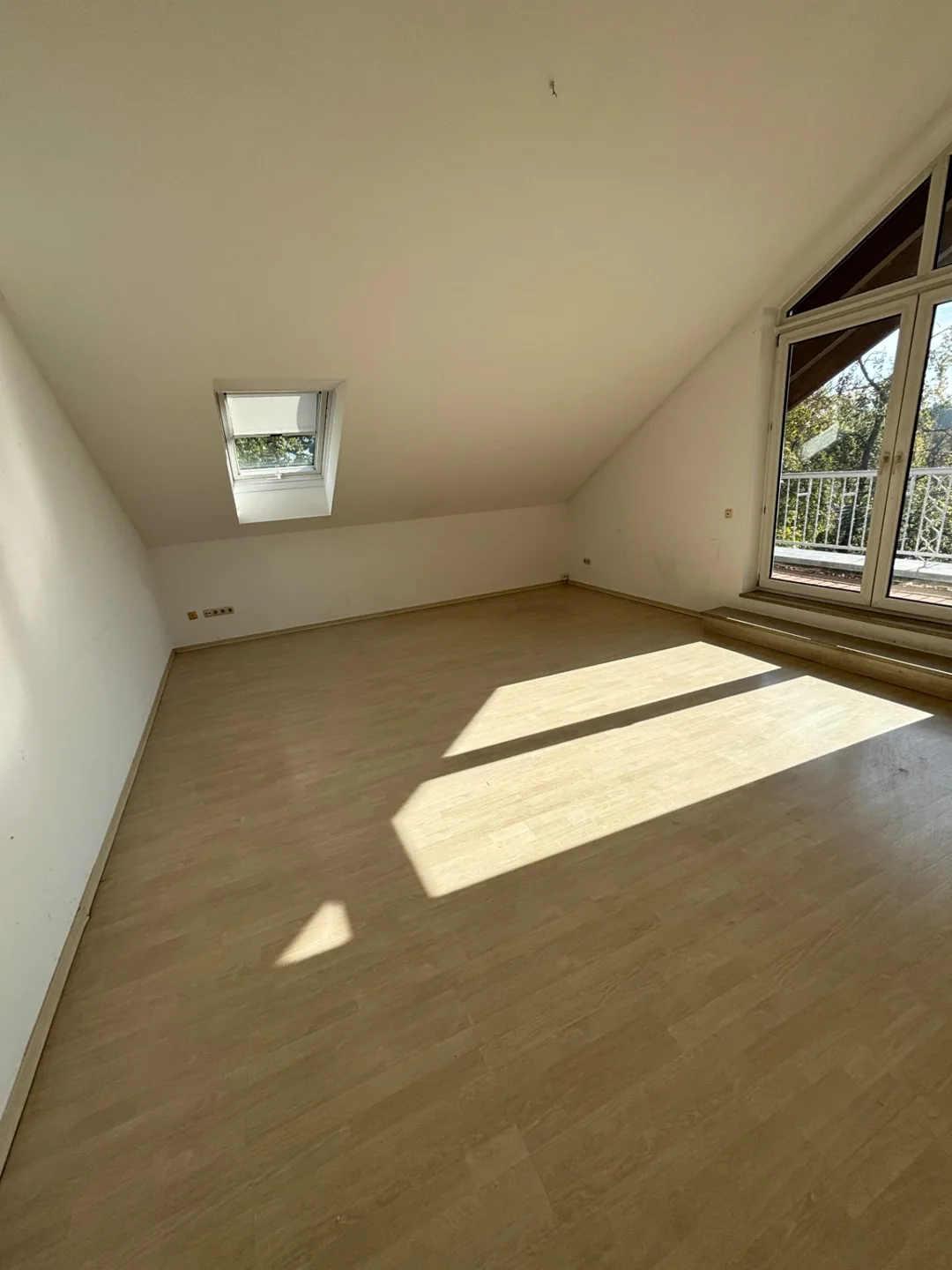 Geräumter Wohnbereich derselben Dachgeschosswohnung nach der Entrümpelung