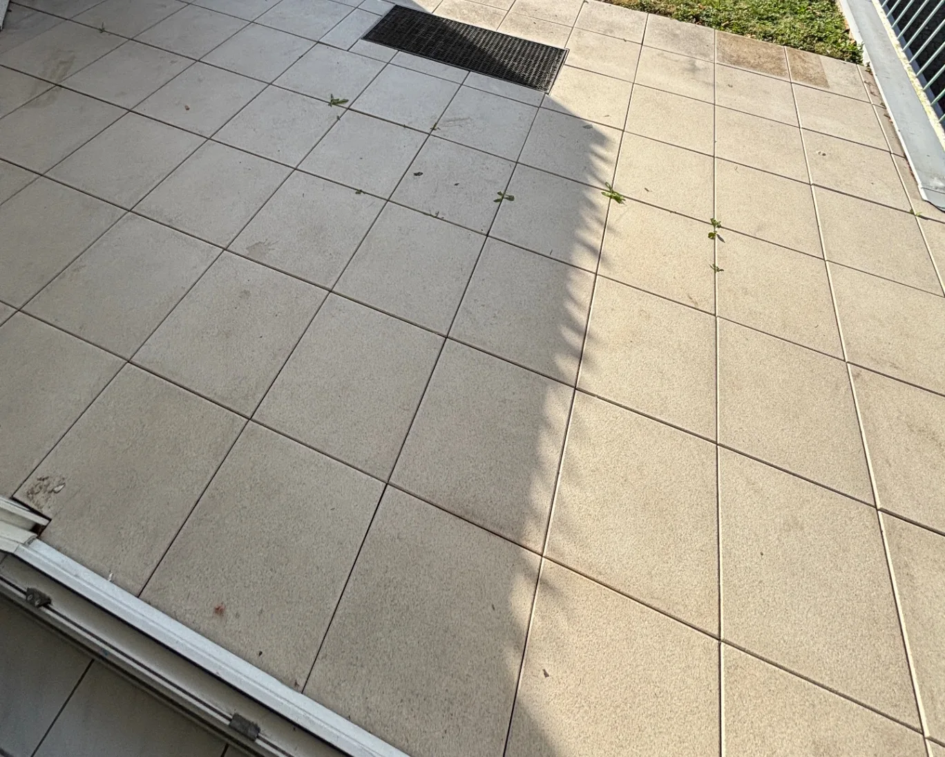 Freigeräumte Terrasse nach dem Auftrag